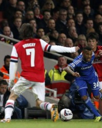  阿森纳防线失误造致命失球  