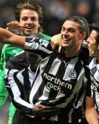  曼联防线失误连连，纽卡斯尔三球完胜红魔  