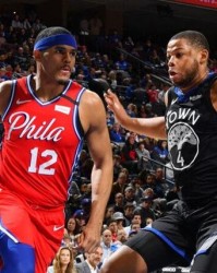  恩比德复出76人终结连败  