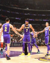  拉文扣篮盛宴公牛主场击败缺阵湖人