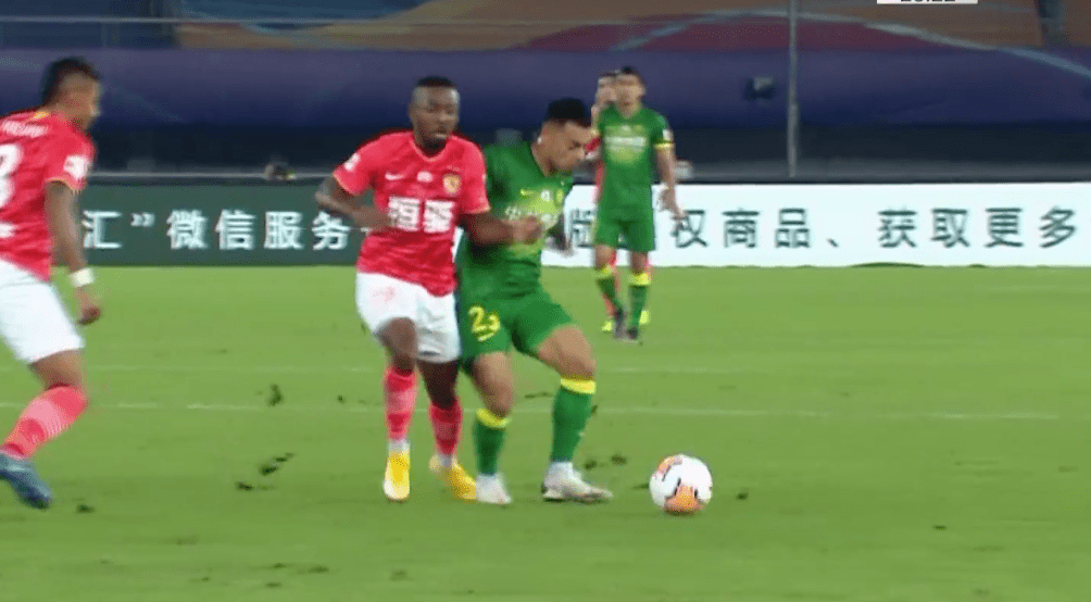  利物浦范迪克乌龙送礼，克洛普场边暴怒摔水瓶  