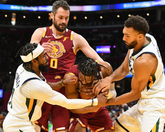  戈贝尔封盖王爵士击败掘金展钢铁防守阵